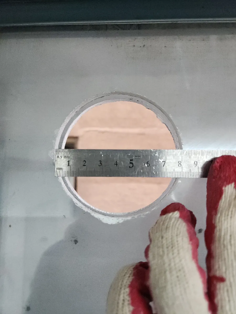 환풍기 교체 전 원형 구멍 지름을 줄자로 재는 작업 장면