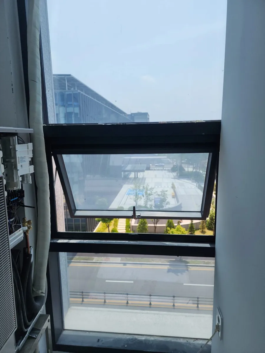 작은 상창이 열려 있는 건물 창문 환기 구조